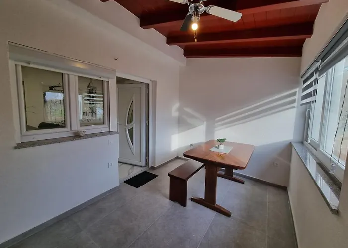 Apartament Lovre *